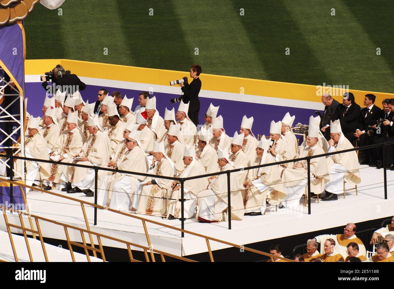 Atmosphere as Pope Benedict XVI arrives to celebrate mass at Yankee ...