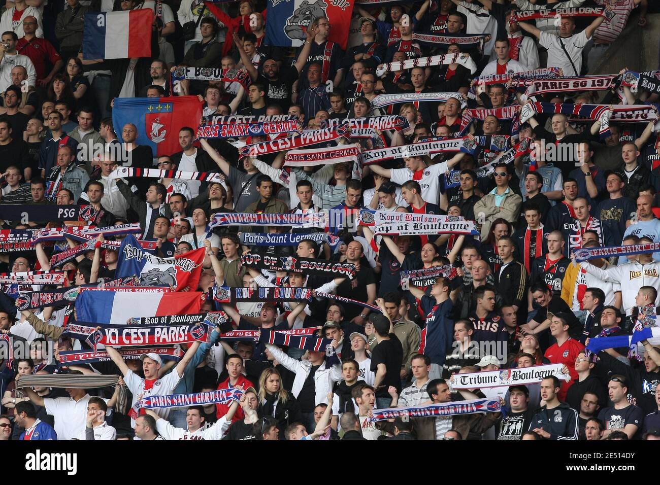 PSG's supporter during soccer match, PSG vs Auxerre in Paris, France, on  April 26, 2008. Photo by Taamallah Mehdi/Cameleon/ABACAPRESS.COM Local  Caption Stock Photo - Alamy