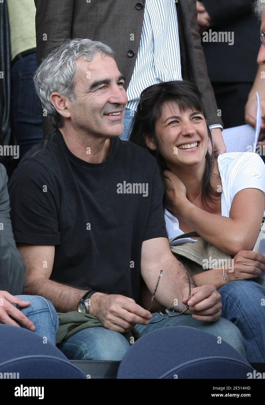 Raymond Domenech and his wife Estelle Denis during soccer match, PSG vs Auxerre in Paris, France, on April 26, 2008. Photo by Taamallah Mehdi/Cameleon/ABACAPRESS.COM Local Caption Stock Photo