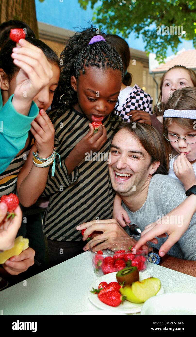 French TV chef Cyril Lignac is surrounded by school children as he helps launching the campaign 'A Fruit at the Recess' to spur on children to eat more fruits, in a school in Bordeaux, southwestern France on May 6, 2008. Photo by Patrick Bernard/ABACAPRESS.COM Stock Photo