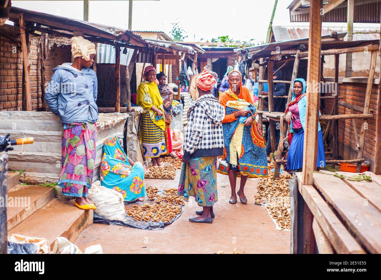 Thyolo, Malawi. 25th Jan, 2021. Photo taken on Jan. 22, 2021 shows people buying ginger in Thyolo, Malawi. Natural remedies have become one of the popular ways for treating COVID-19 infections among a growing number of Malawians. People are using a mixture of ginger, lemons and garlic as a remedy to boost the human immune system among many treatments. Credit: Joseph Mizere/Xinhua/Alamy Live News Stock Photo