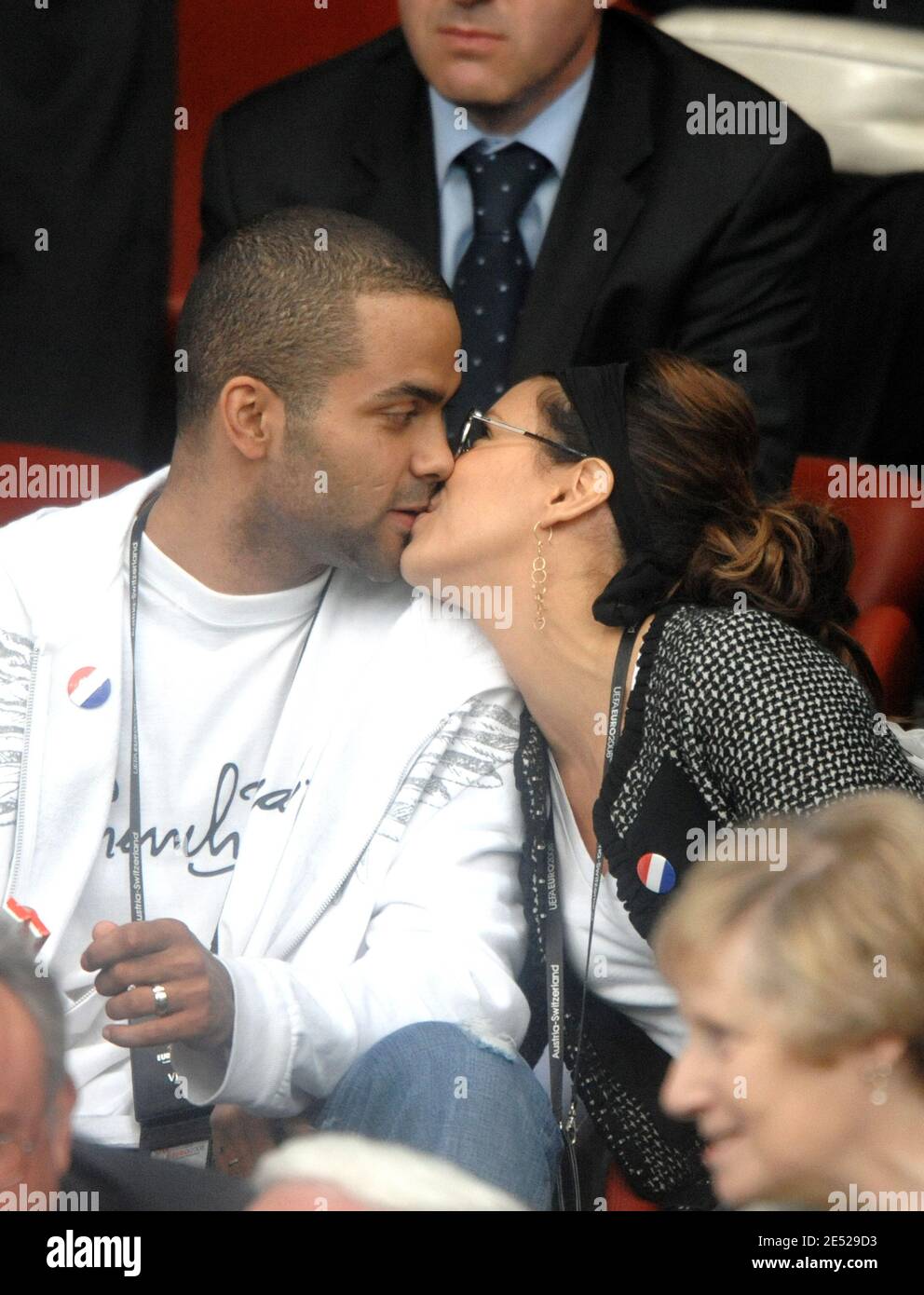 Embrasse hi-res stock photography and images - Page 28 - Alamy, image size:992x1390