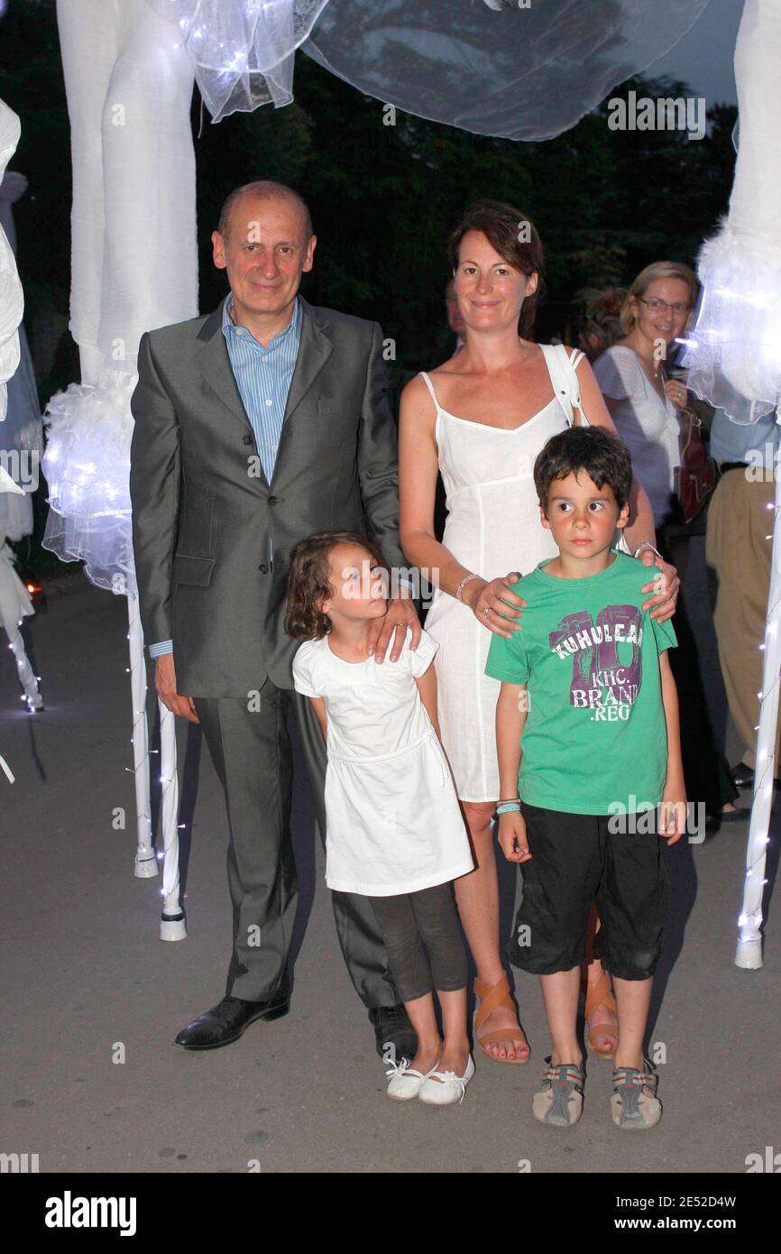 TV presenter Jean-Michel Aphatie with his family attend the annual party of 'Le Jardin d'Acclimatation' Paris, France on June 24, 2008. Photo by Benoit Pinguet/ABACAPRESS.COM Stock Photo - Alamy