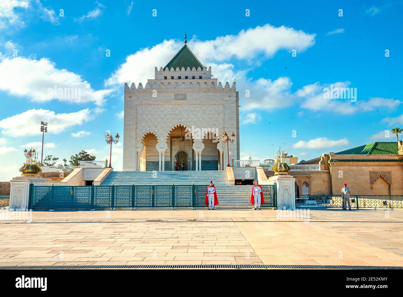 Mausoleum with guards at tomb of King Mohammed V in courtyard of incomplete Mosque. Rabat, Morocco, North Africa Stock Photo