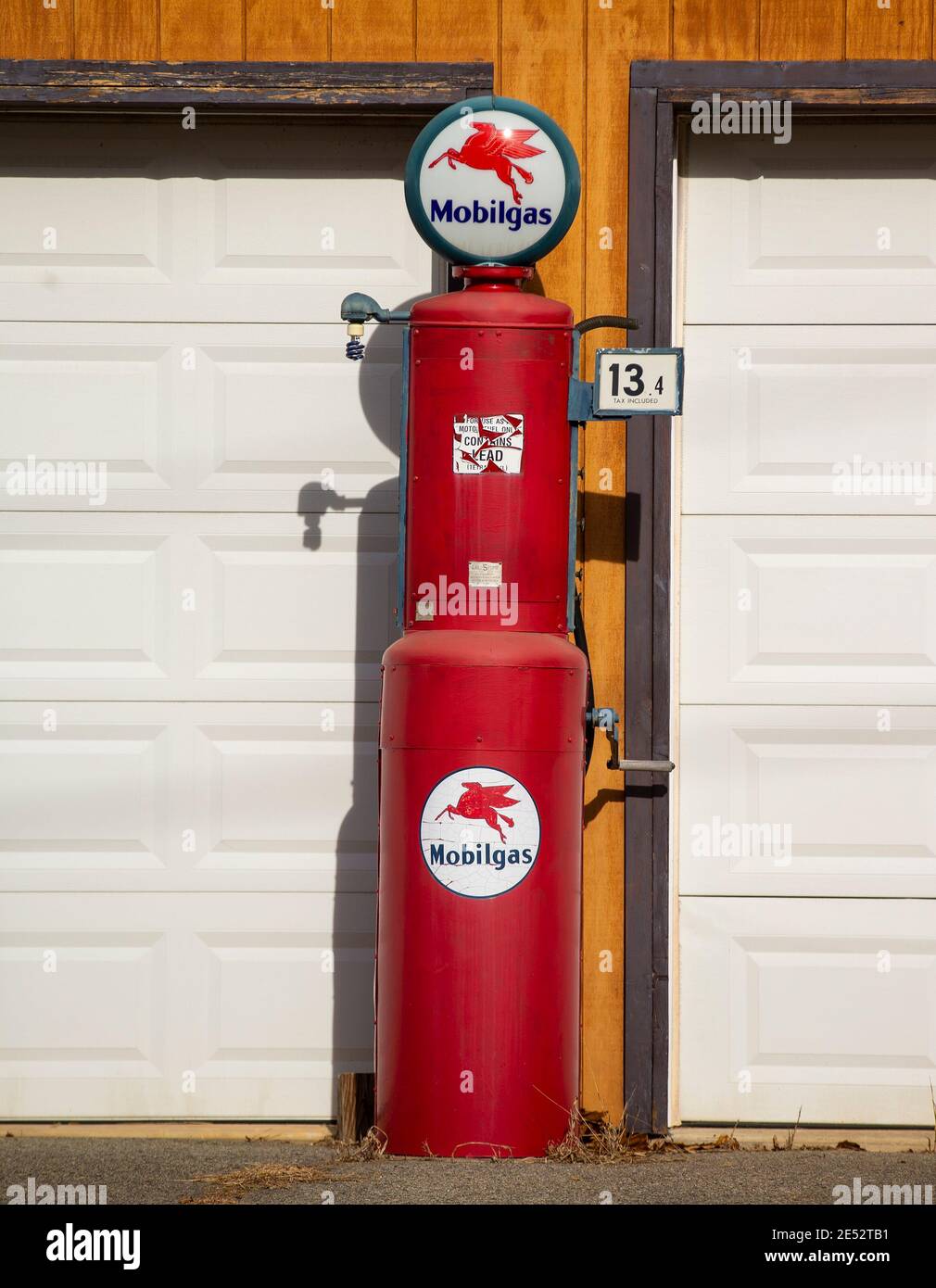 Old gas pump hi-res stock photography and images - Alamy