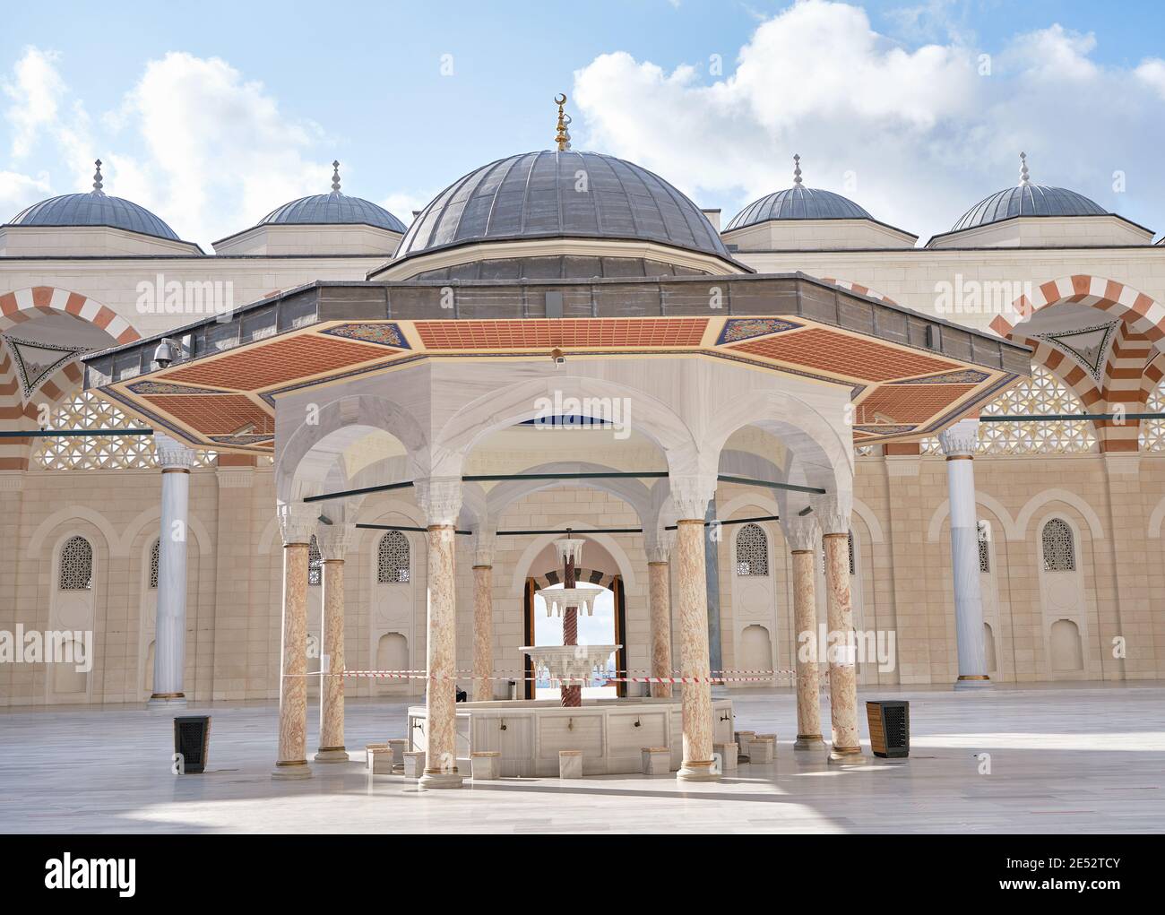 Grand Camlica Mosque (Turkish: Büyük Çamlıca Camii) and inner yard of the  mosque with fountain for ablution. Camlica Mosque is Turkey's largest  mosque Stock Photo - Alamy