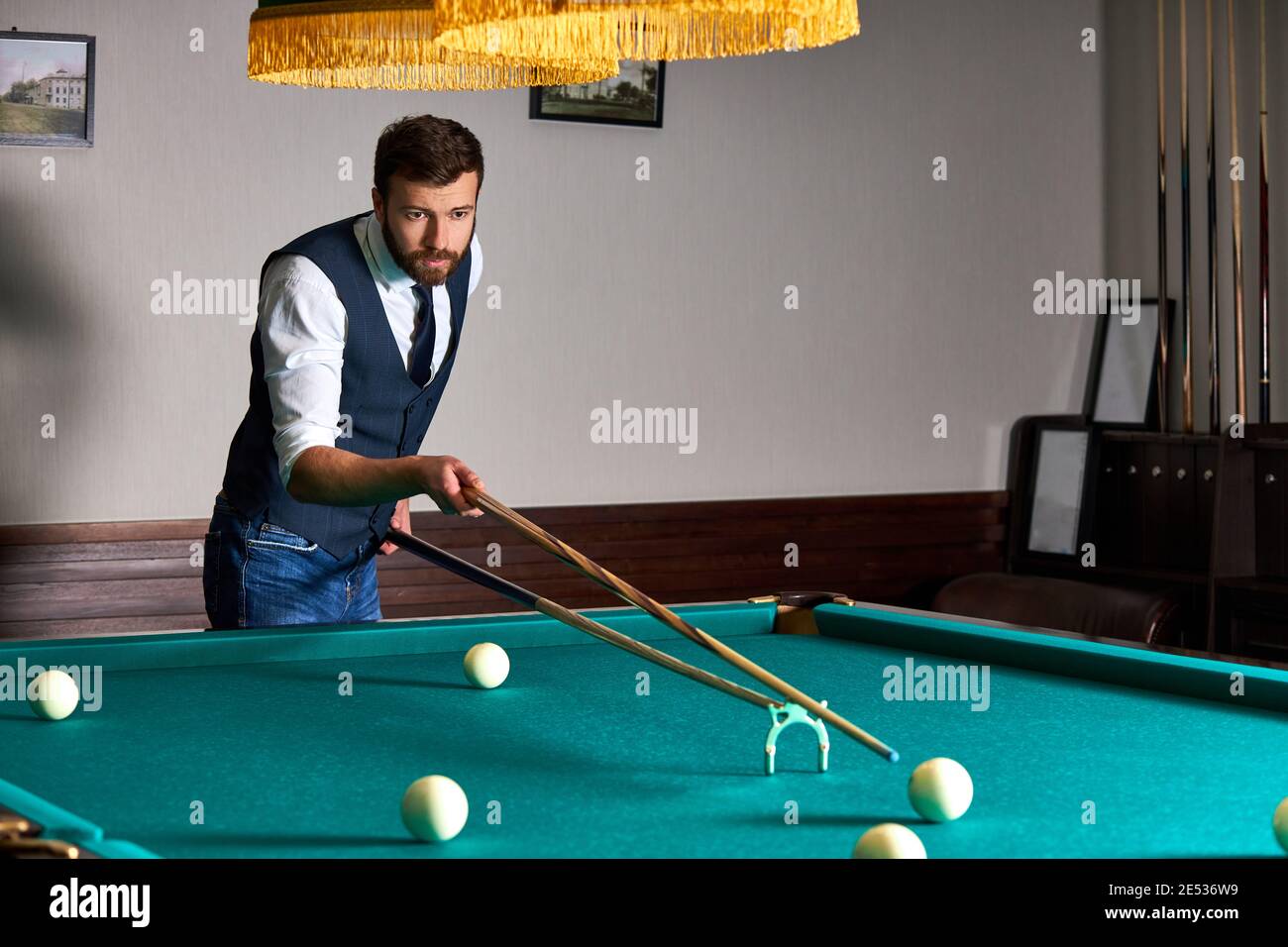 Joven jugador de billar profesional que encuentra la mejor solución y el  ángulo correcto en el juego deportivo billard o snooker pool