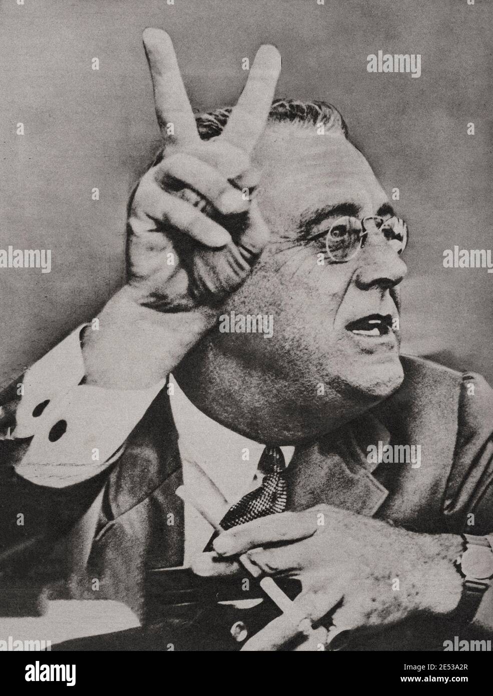 Archival photo of Franklin D. Roosevelt. From French magazine of November 21, 1942 The promising 'V'... This time, it is president Roosevelt who signs Stock Photo