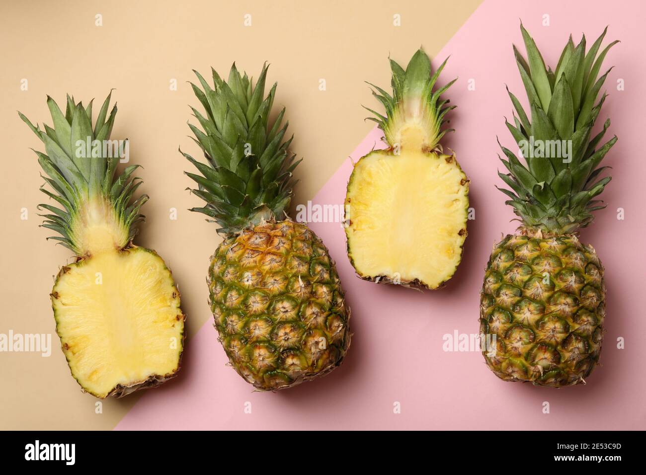 Pineapple 2. Pineapple 2. Pineapple 2. Ананас голд самолетный. Кусочки ананаса на белом фоне.