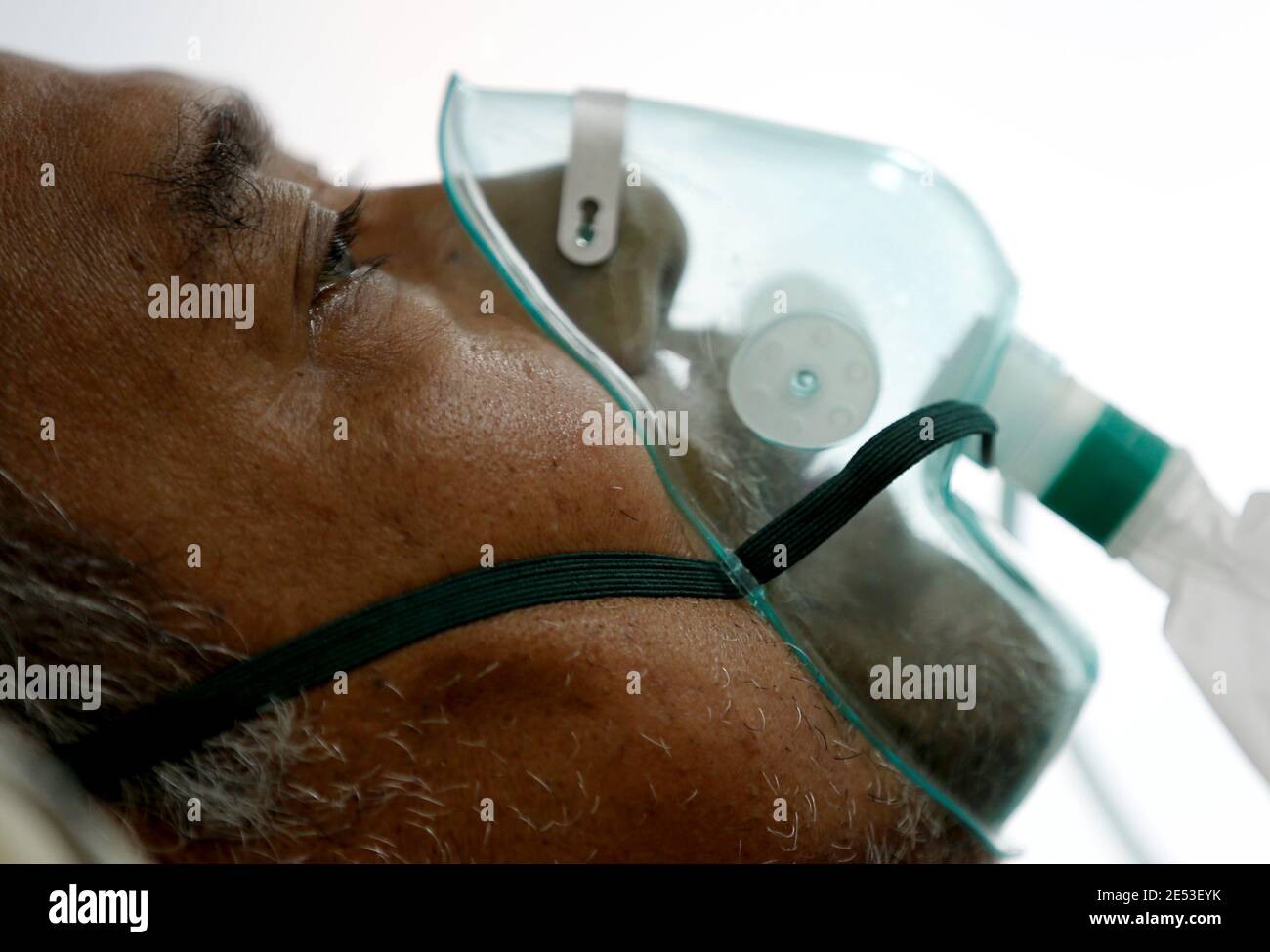 Non rebreather mask hi-res stock photography and images - Alamy