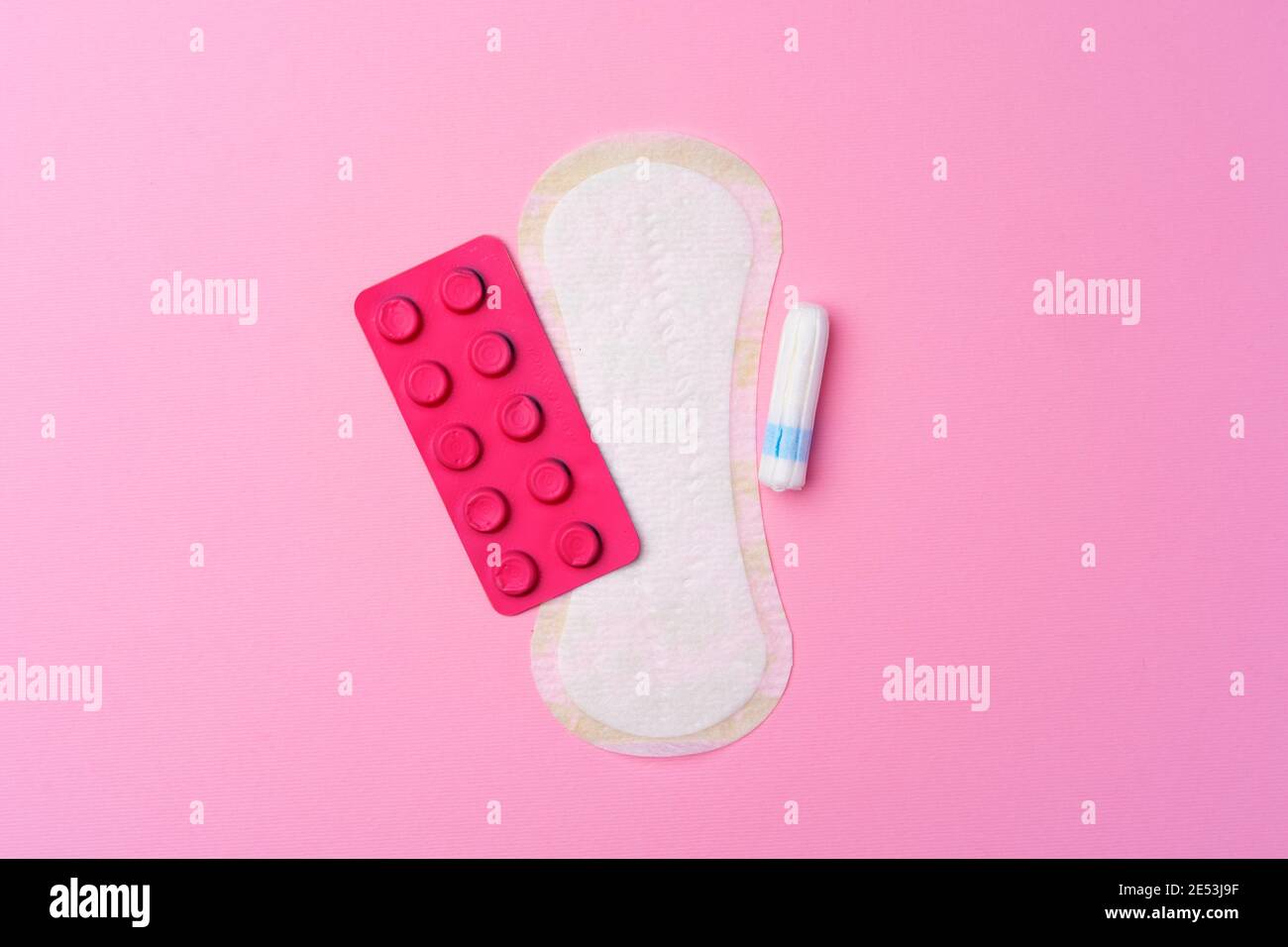 Сontraceptive pills, hygienic pads and tampons on pink background Stock  Photo - Alamy