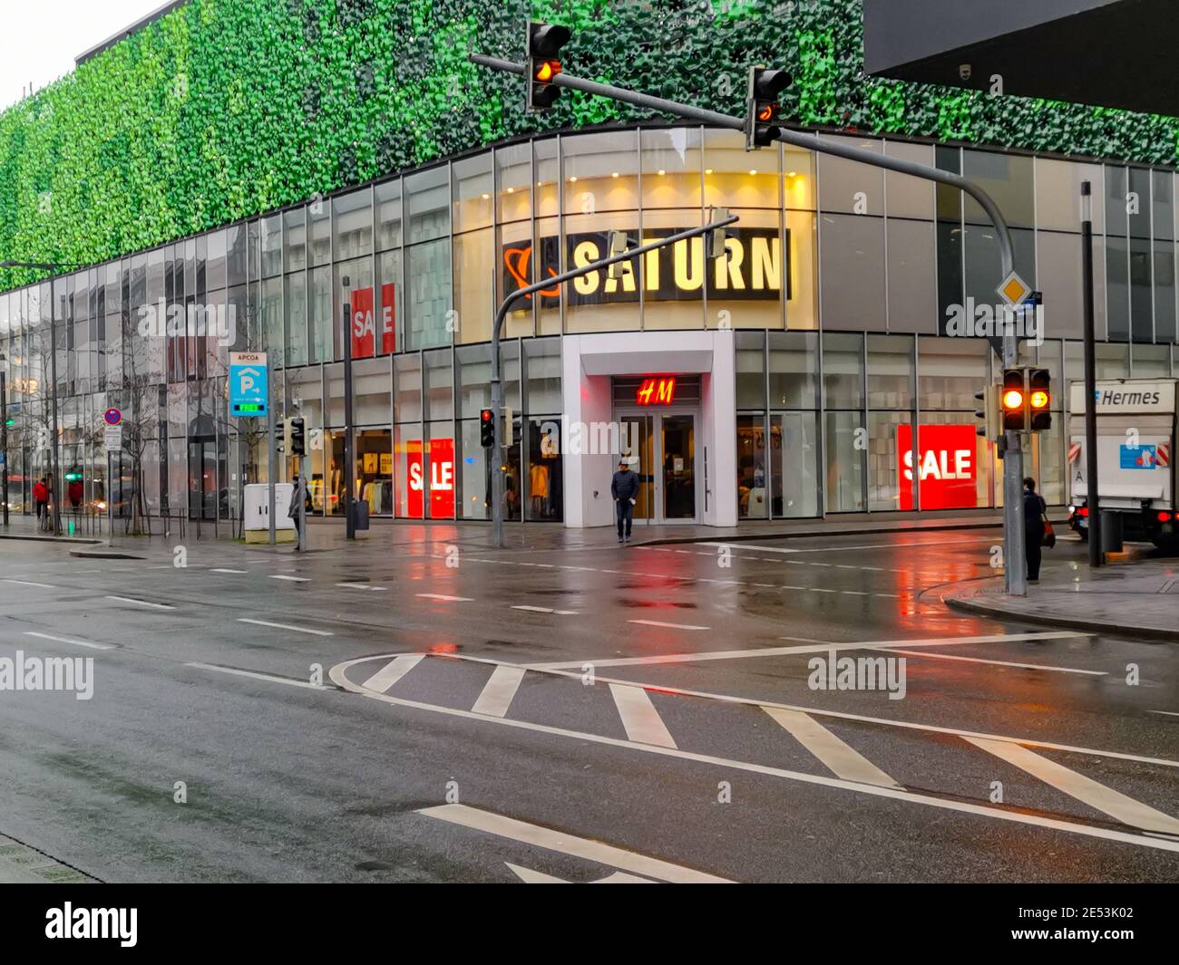 Architecture building shop h&m hi-res stock photography and images - Page 3  - Alamy