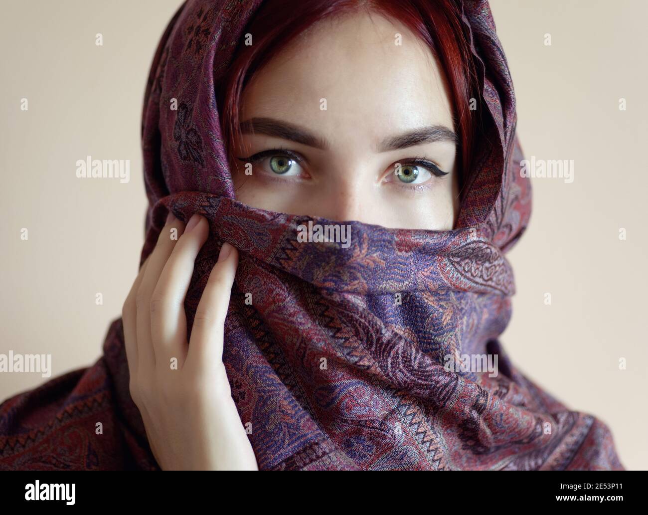 Woman wearing green hijab hi-res stock photography and images - Alamy