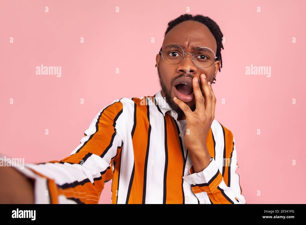 Photo confused shocked man hi-res stock photography and images - Alamy
