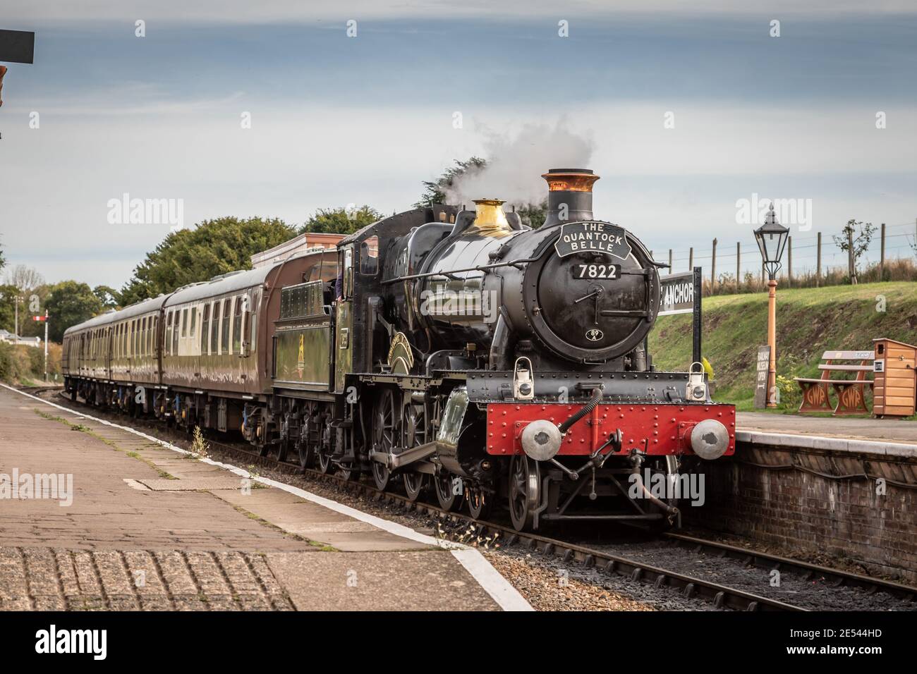 BR 'Manor' 4-6-0 No. 7822 'Foxcote Manor' arrives at Blue Anchor station on the West Somerset Railway Stock Photo