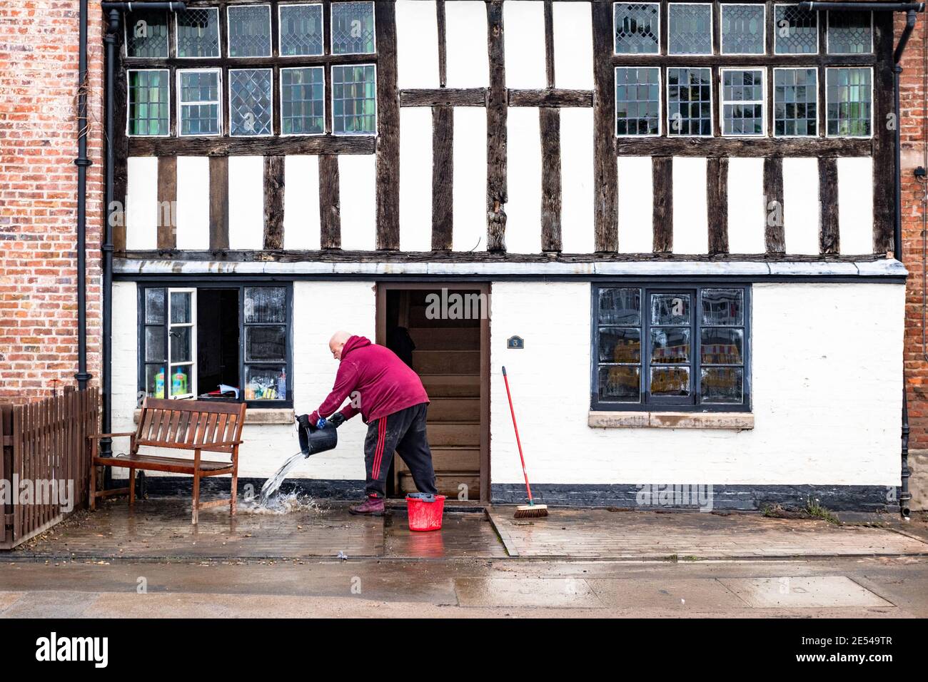 Bewdley, Worcestershire, UK. 26th Jan, 2021. Floodwaters recede after the town of Bewdley, Worcestershire, was partly flooded by the River Severn. A man gets rid of water from his centuries-old building which was under five feet of floodwater when the river defences failed. Credit: Peter Lopeman/Alamy Live News Stock Photo