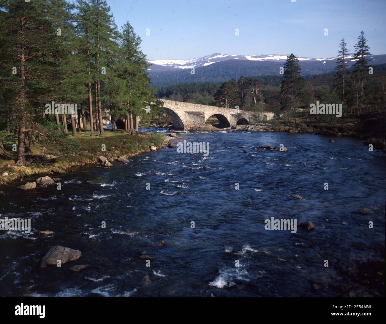 Scotland, Deeside. Auld Brig O Dee at Invercauld, with the snowy peak of Lochnagar in the distance.  Circa 1990. Photo by Tony Henshaw / Tom Parker Collection   Scanned from a 5'x4' Original transparency from a unique and stunning archive of original photography from the British Isles by photographer Tom Parker.  © World copyright. Stock Photo