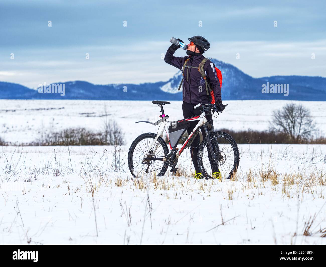 Extreme cyclist stopped the winter training and drinks a refreshing drink  from a thermos. Challenging winter terrain with his white fatbike Stock  Photo - Alamy