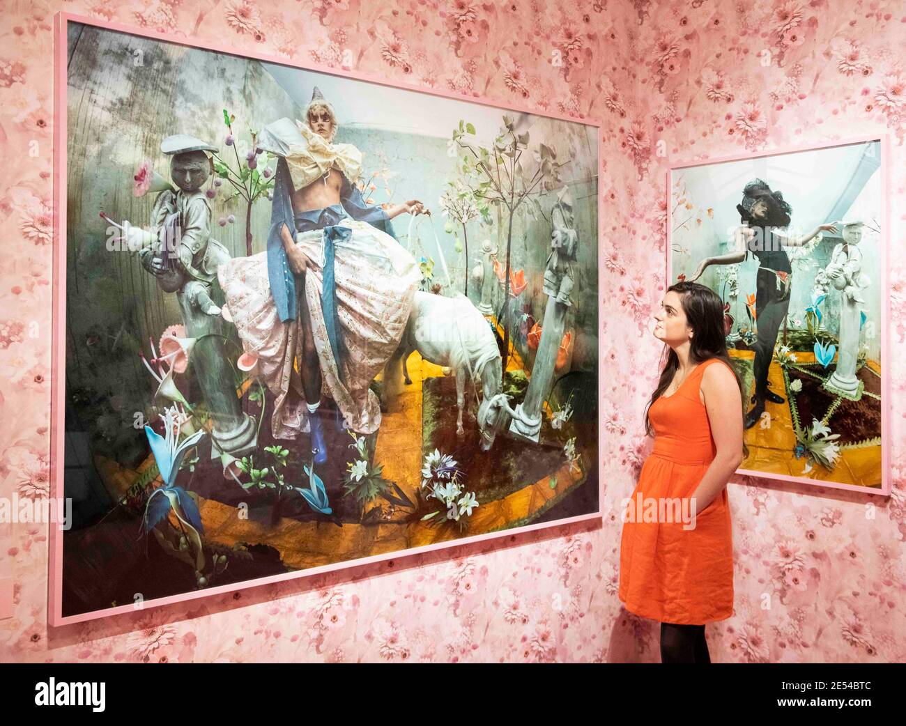 Klagen Uitbeelding Afscheid Tim Walker: Wonderful Things Exhibition at the V&A Museum, London Stock  Photo - Alamy