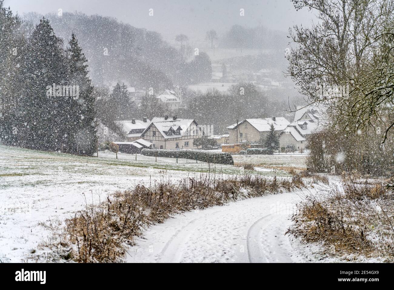 Starker Schneefall im Hönnetal, Balve, Sauerland,  Nordrhein-Westfalen  |  heavy snowfall at the  Hönne valley  in Balve, North Rhine-Westphalia, Germ Stock Photo