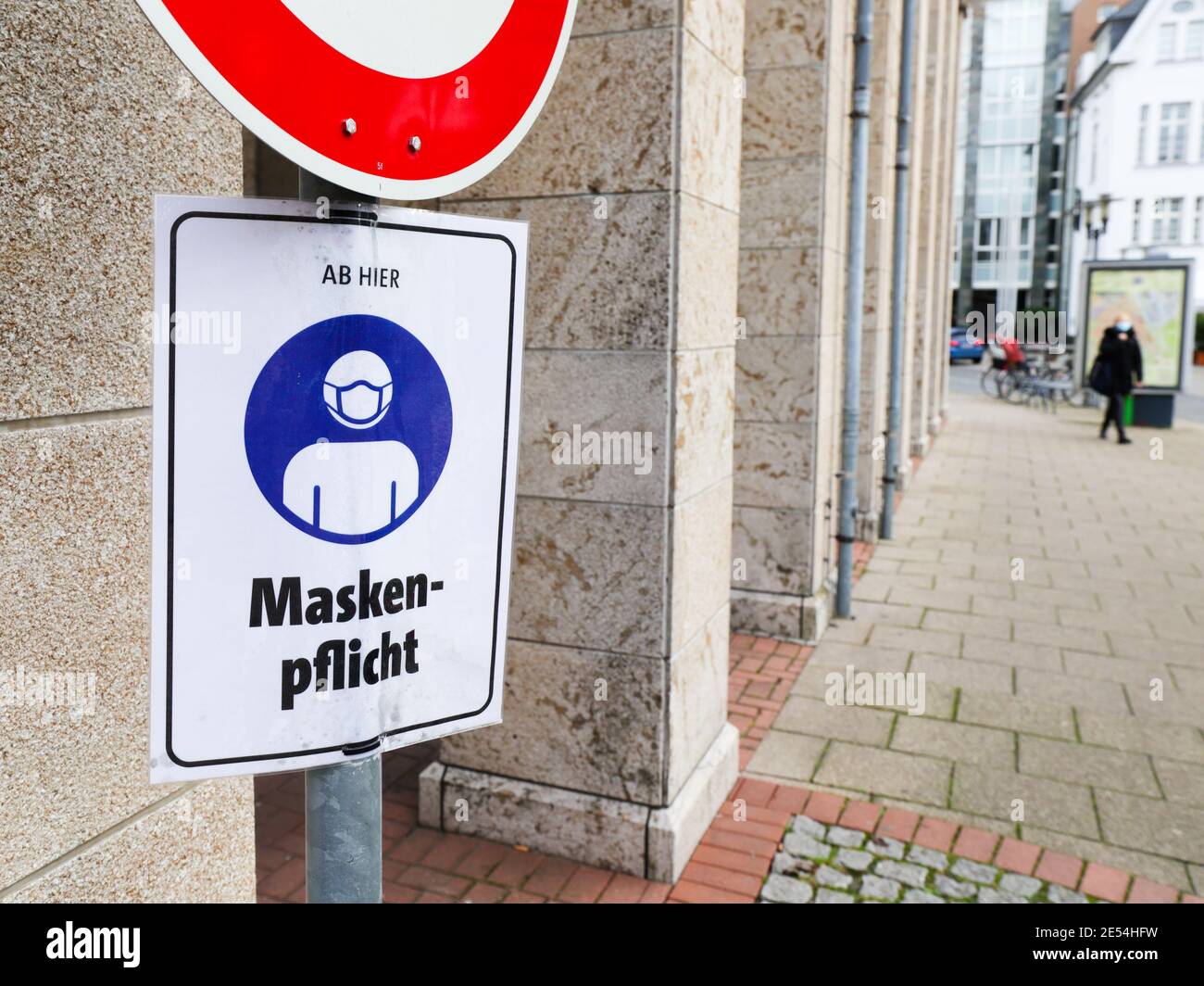 Himweisschild From Here Mask Obligation, Inner City Area , Pedestrian Zone Coronapandemie, Covid 19 Mask Obligation Stock Photo