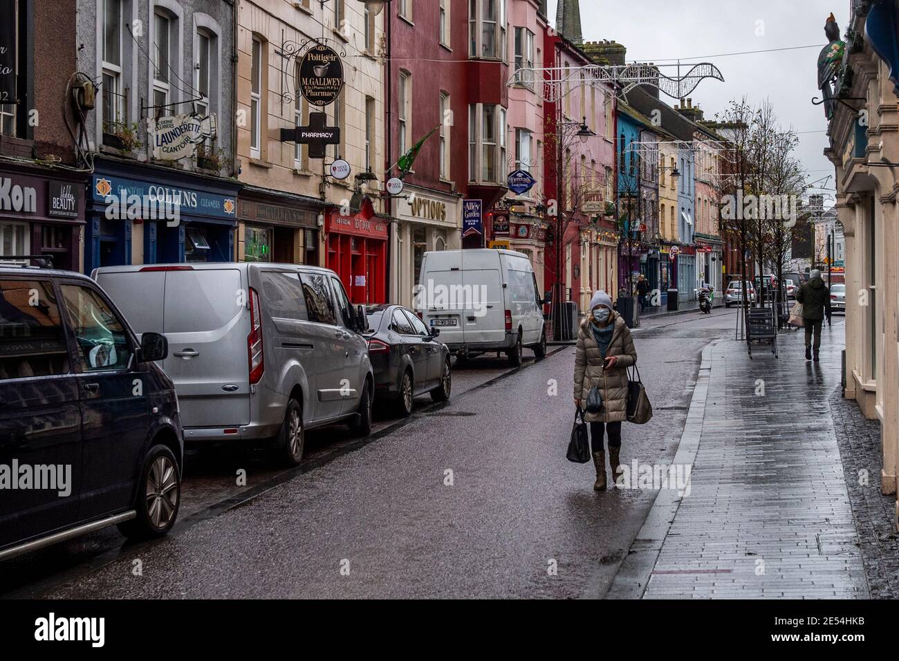 Clonakilty, West Cork, Ireland. 26th Jan, 2021. The Taoiseach, Michaél Martin, has confirmed the current level five lockdown will continue until March 5th in an attempt to slow the spread of the coronavirus. Only essential businesses and construction will be allowed to stay open during that time. Credit: AG News/Alamy Live News Stock Photo