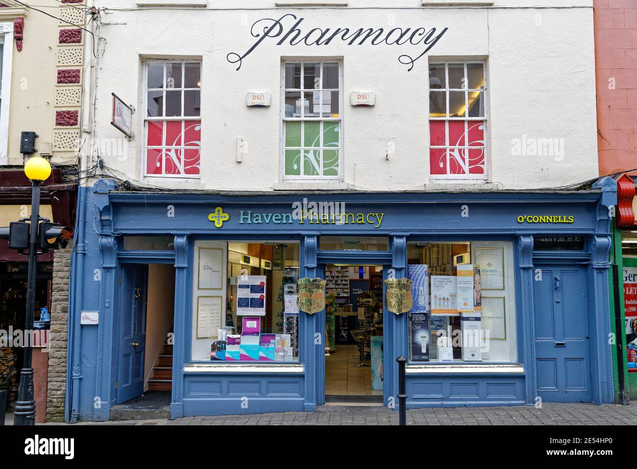 Kilkenny, Ireland. 18th April, 2016. Medieval meets modern with old