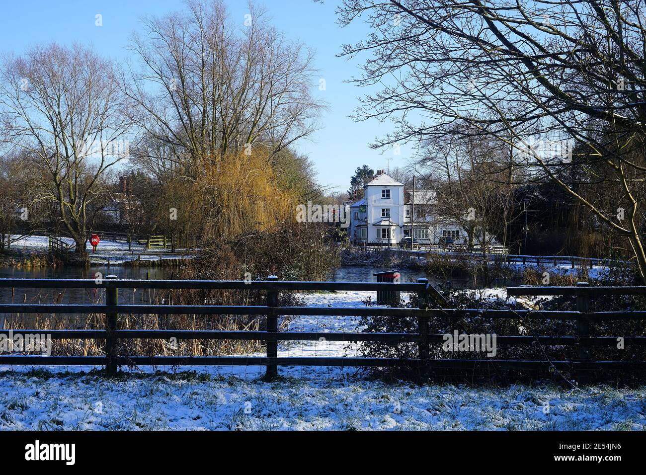 Willian Pond and the Fox Inn in the January snow Stock Photo
