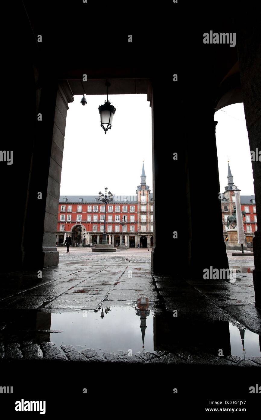 Madrid, Spain; 26/01/2021.- Plaza Mayor.The center of Madrid at noon while the third wave of the coronavirus is taking Spain to the worst moment of the pandemic. Hospital saturation, the increase in cases, deaths from Covid-19 continue to increase day by day. Meanwhile, the government has published the latest provisional mortality data in Spain, 262,373 deaths during the first half of last year, the highest mortality since 1941. Photo: Juan Carlos Rojas/Picture Alliance | usage worldwide Stock Photo