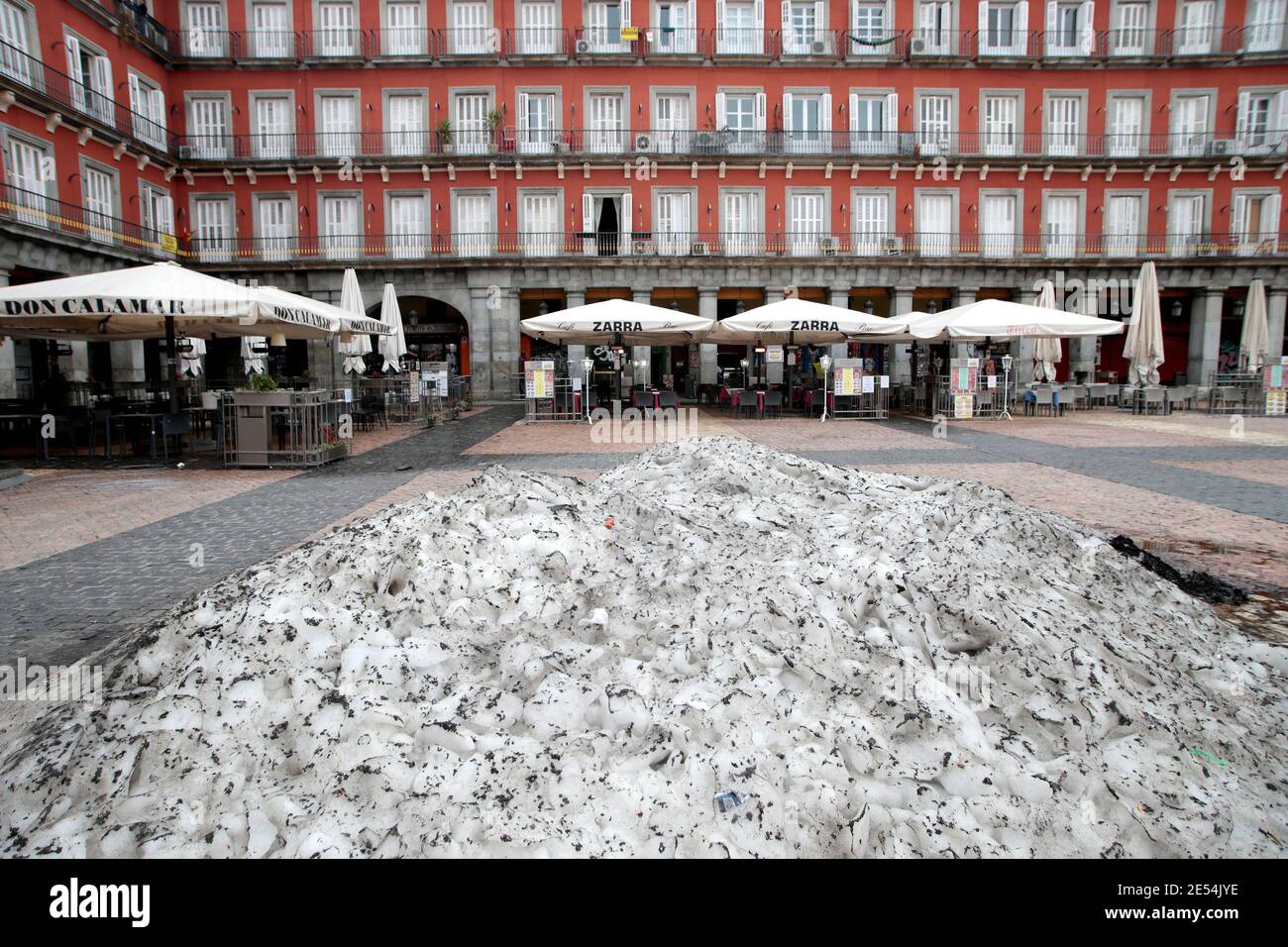 Madrid, Spain; 26/01/2021.- Plaza Mayor.The center of Madrid at noon while the third wave of the coronavirus is taking Spain to the worst moment of the pandemic. Hospital saturation, the increase in cases, deaths from Covid-19 continue to increase day by day. Meanwhile, the government has published the latest provisional mortality data in Spain, 262,373 deaths during the first half of last year, the highest mortality since 1941. Photo: Juan Carlos Rojas/Picture Alliance | usage worldwide Stock Photo