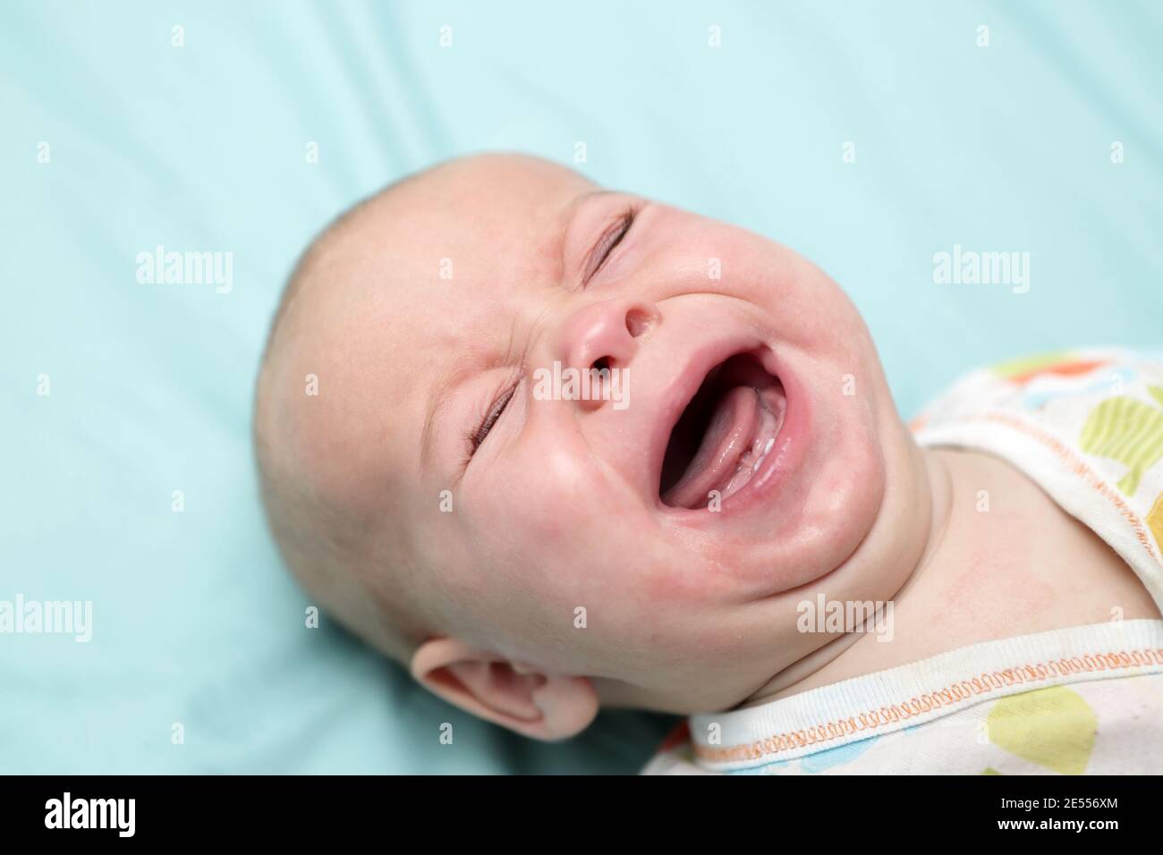 Плачь ребенка при рождении. Младенец плачет. Новорожденный. Плач новорожденного. Новорожденный ребенок плачет.