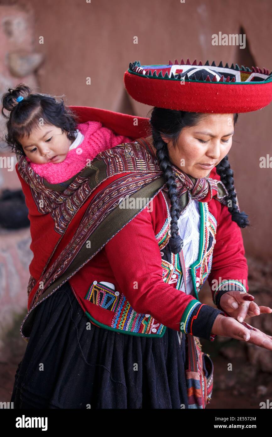 Quechua woman and baby girl, weaving demonstration, Balcon del Inka weavers cooperative, Chinchero, Cusco, Peru Stock Photo