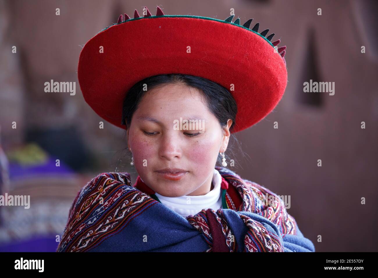 Quechua woman doing weaving demonstration, Balcon del Inka weavers cooperative, Chinchero, Cusco, Peru Stock Photo