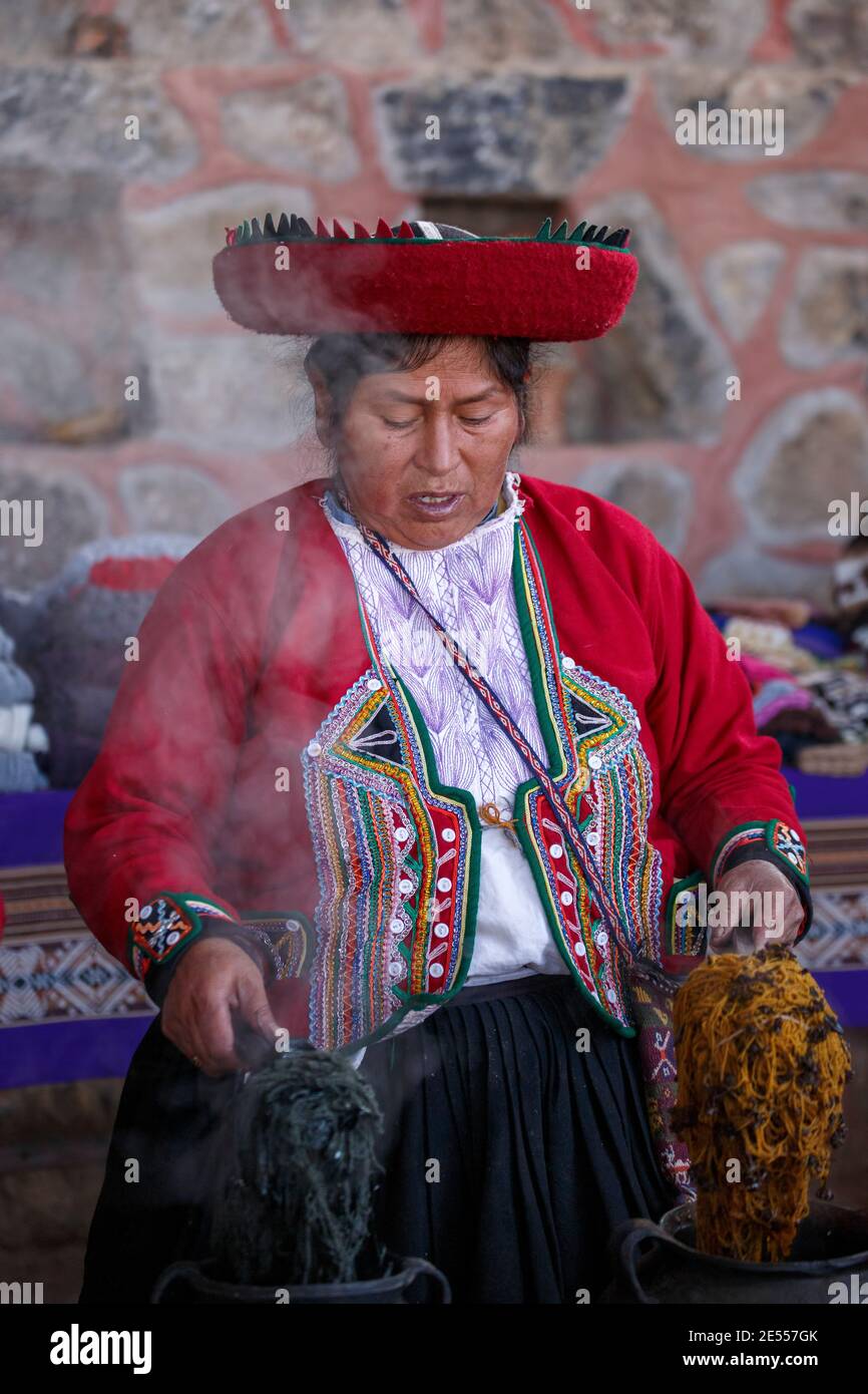 Quechua woman doing weaving demonstration, Balcon del Inka weavers cooperative, Chinchero, Cusco, Peru Stock Photo