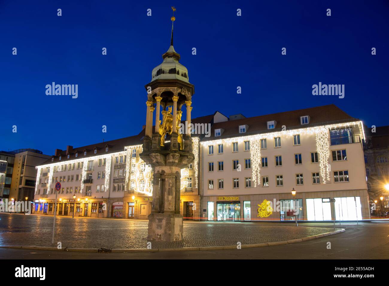 Magdeburg, Germany. 23rd Jan, 2021. A copy of the Magdeburg Rider stands on the Old Market Square. The original is in the Kulturhistorisches Museum Magdeburg, in the Kaiser-Otto-Saal. The Old Market is deserted in the early evening. Credit: Stephan Schulz/dpa-Zentralbild/ZB/dpa/Alamy Live News Stock Photo