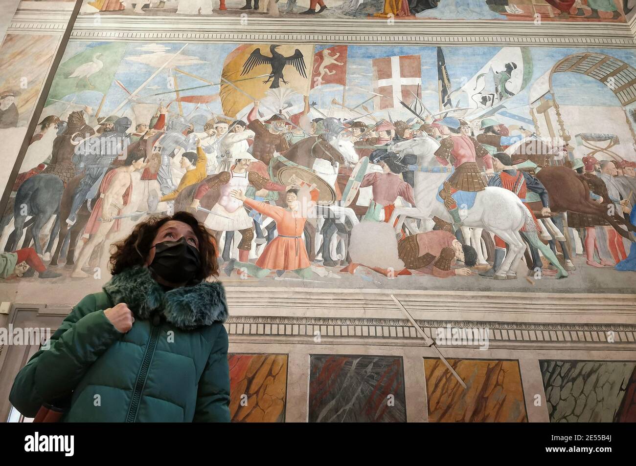 Italy, Tuscany region, Arezzo, January 26, 2021 : Basilica of San Francesco, the frescoes  'The Stories of the True Cross' painted by Piero della Francesca, today reopening after the closure due the covid-19 pandemic. In the picture visitors wear protetion masks while visiting the exposition.   Photo © Daiano Cristini/Sintesi/Alamy Live News Stock Photo