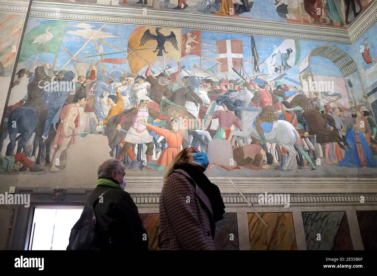 Italy, Tuscany region, Arezzo, January 26, 2021 : Basilica of San Francesco, the frescoes  'The Stories of the True Cross' painted by Piero della Francesca, today reopening after the closure due the covid-19 pandemic. In the picture visitors wear protetion masks while visiting the exposition.   Photo © Daiano Cristini/Sintesi/Alamy Live News Stock Photo