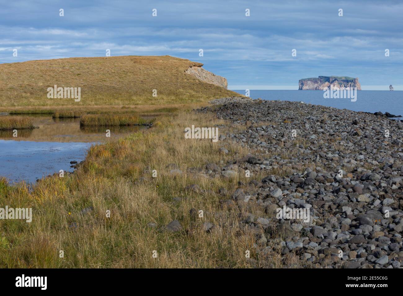 Skagafjörður, Skagafjördur, Fjord, Drangey, isländische Insel in der Mitte des Fjordes Skagafjörður, Vogelinseln, Vogelfelsen, Reykir - Grettislaug, N Stock Photo