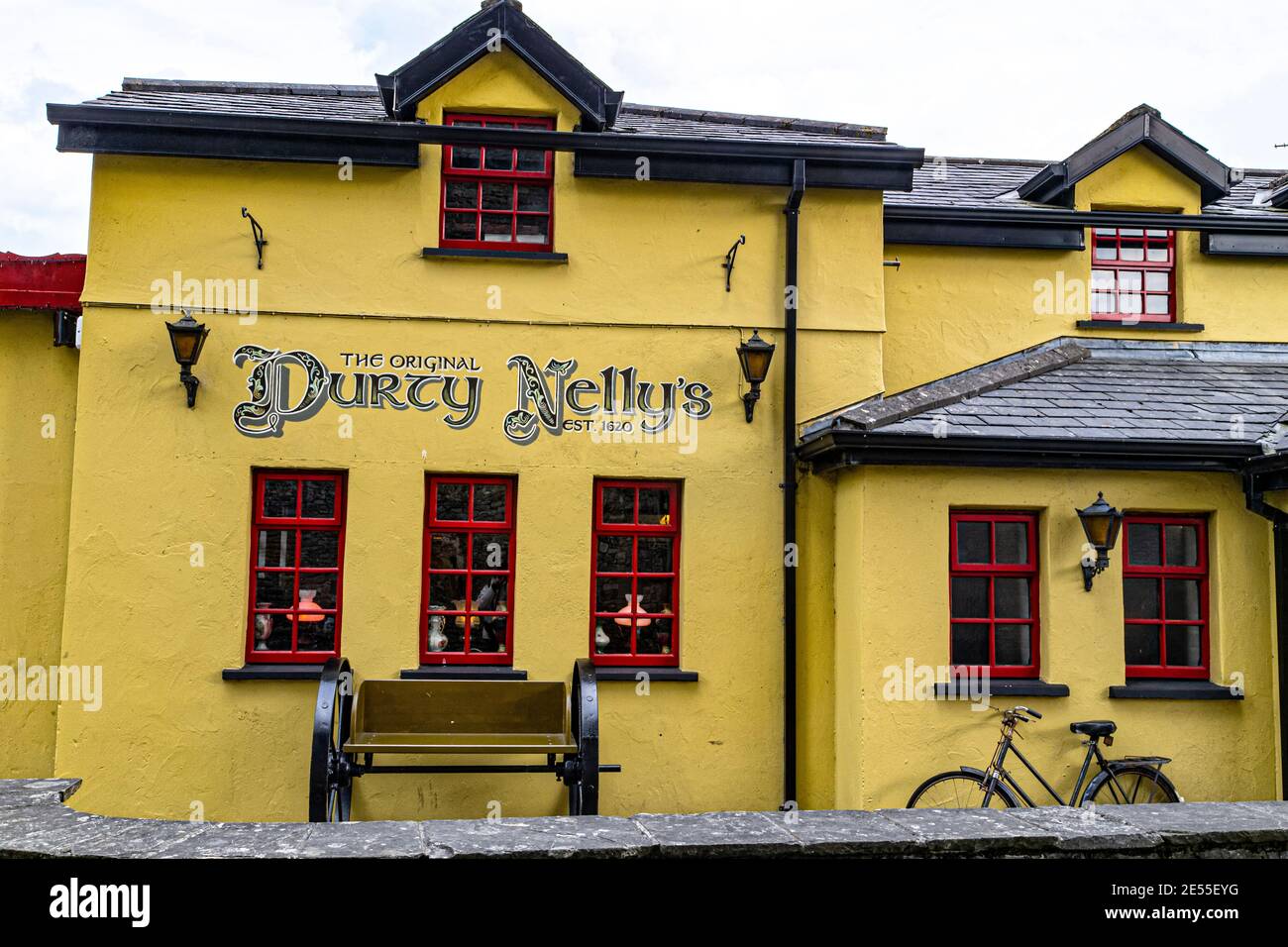 Bunratty, County Clare, Ireland. 22th April, 2016. Ancient meets modern with old Irish shop in Bunratty, County Clare, Ireland. Stock Photo