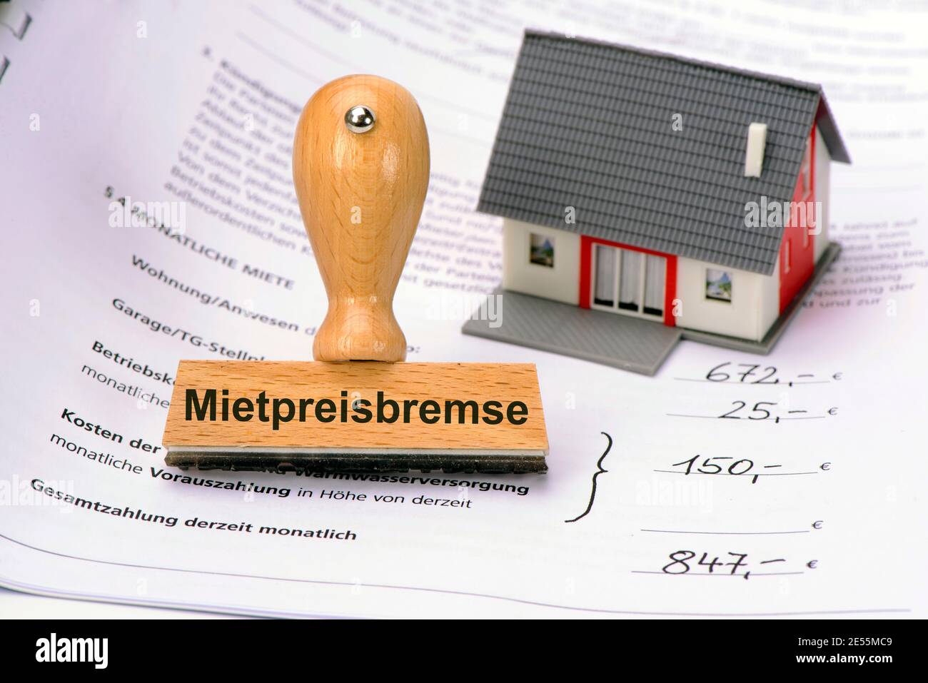 Mietvertrag und Modellhaus mit Mietpreisbremse Stock Photo