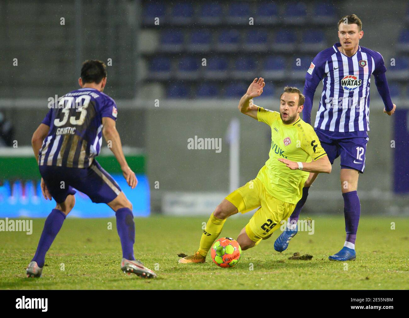 Aue, Germany. 26th Jan, 2021. Football: 2. Bundesliga, FC Erzgebirge Aue - Würzburger  Kickers, Matchday 18, at Erzgebirgsstadion. Aue's Steve Breitkreuz (r) and  Ognjen Gnjatic (l) against Würzburg's David Kopacz. Credit: Robert