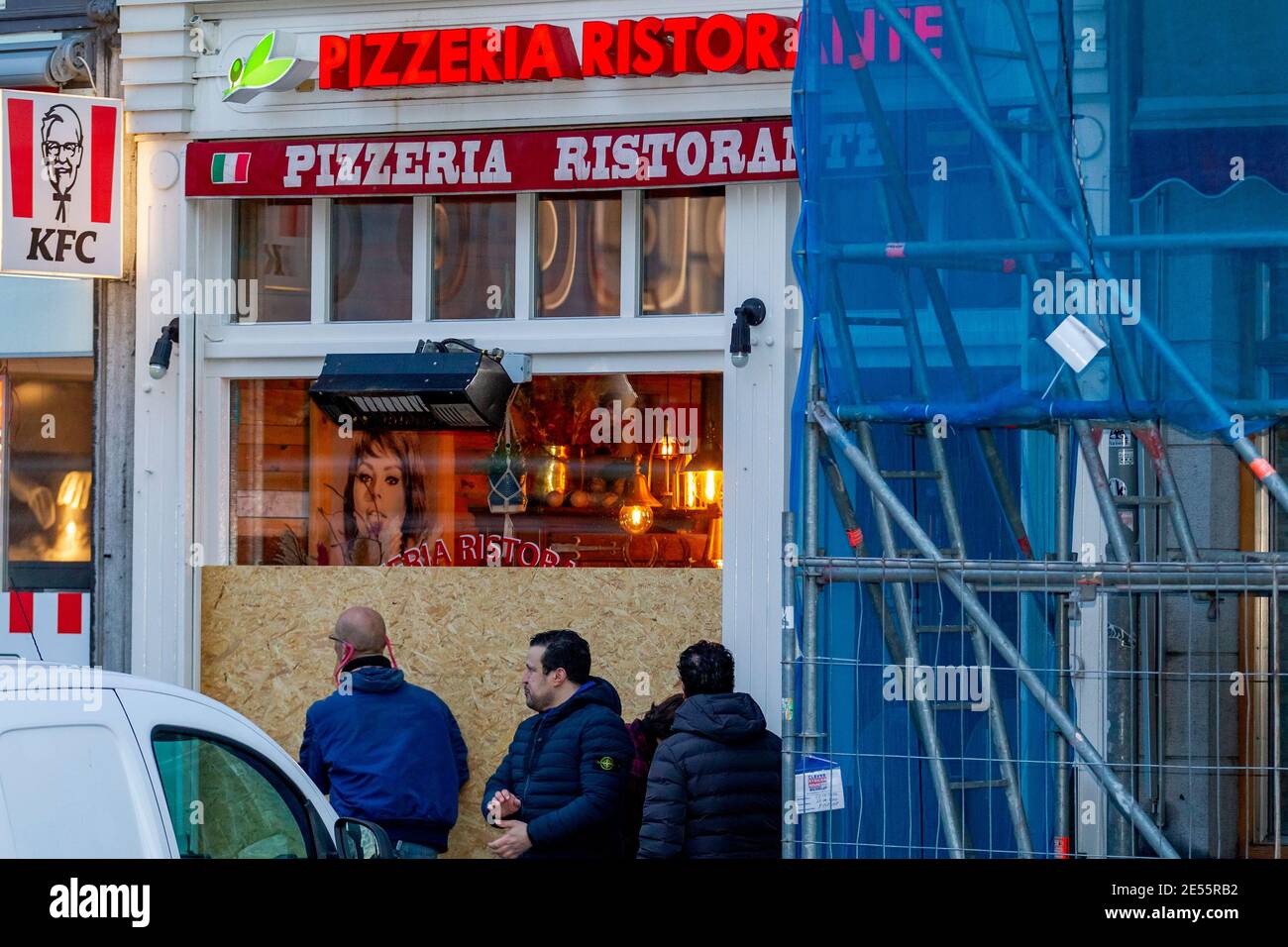 MAASTRICHT, NETHERLANDS, JANUARY 26: Shop owners are seen barricading the windows of their businesses on January 26, 2021 in Maastricht, Netherlands to avoid possible looting as authorities are on the alert for riots for the third night in a row after the Dutch government has put a curfew in effect to stop the further spread of the coronavirus. (Photo by Frank Kerbusch/BSR Agency/Alamy Live News) Stock Photo
