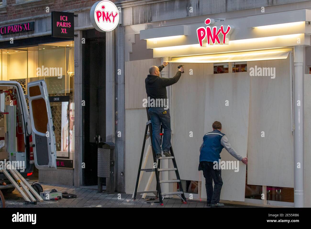 MAASTRICHT, NETHERLANDS, JANUARY 26: Shop owners are seen barricading the windows of their businesses on January 26, 2021 in Maastricht, Netherlands to avoid possible looting as authorities are on the alert for riots for the third night in a row after the Dutch government has put a curfew in effect to stop the further spread of the coronavirus. (Photo by Frank Kerbusch/BSR Agency/Alamy Live News) Stock Photo
