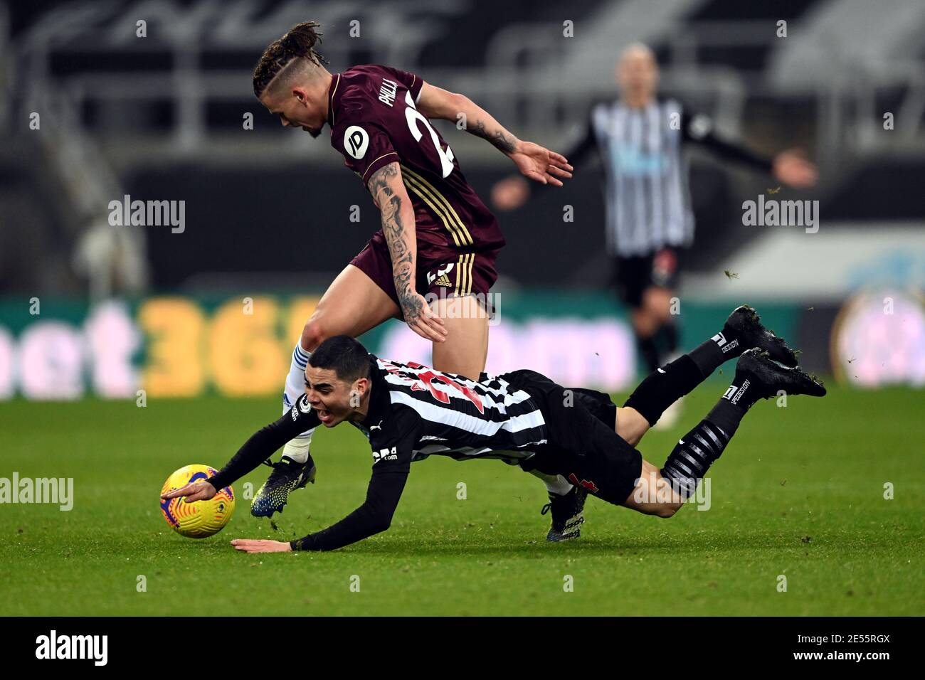 Newcastle United's Miguel Almiron (bottom) is fouled by Leeds United's Kalvin Phillips during the Premier League match at St James' Park, Newcastle. Picture date: Tuesday January 26, 2021. Stock Photo