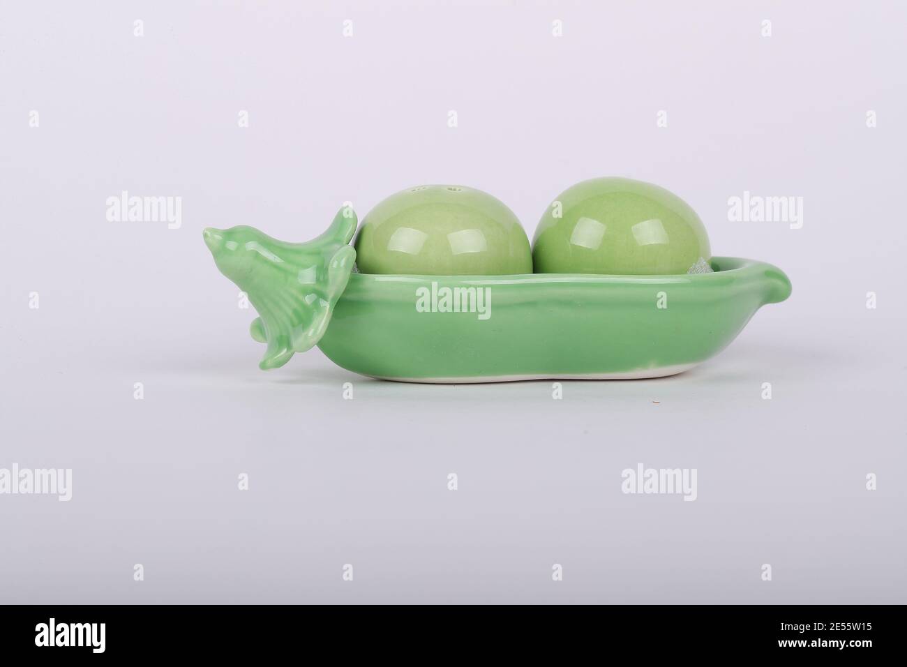 Vintage 2 peas in a pod Salt and Pepper Shakers from the 70's 80's