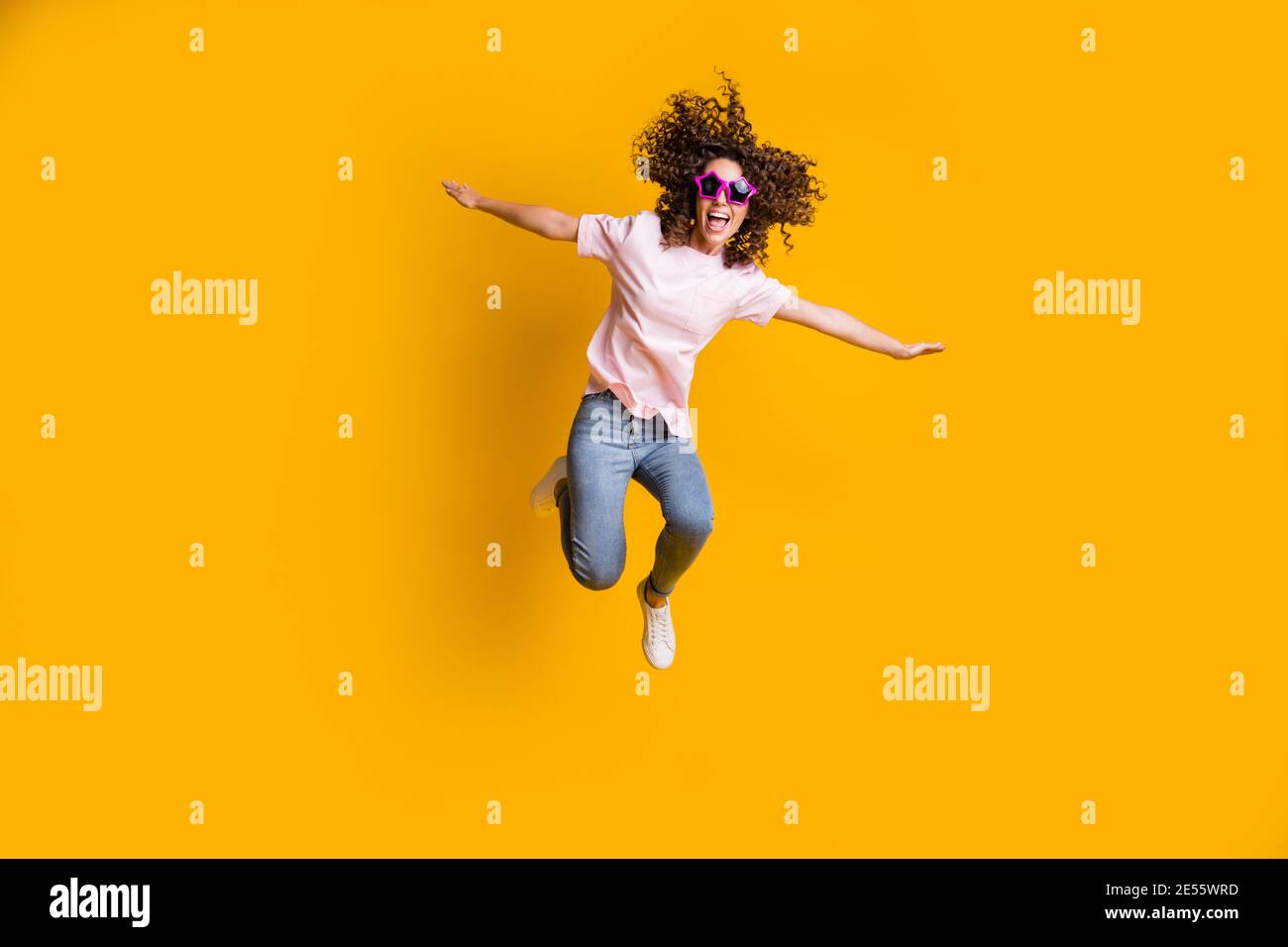 Photo portrait full body view of woman making plane with hands jumping ...