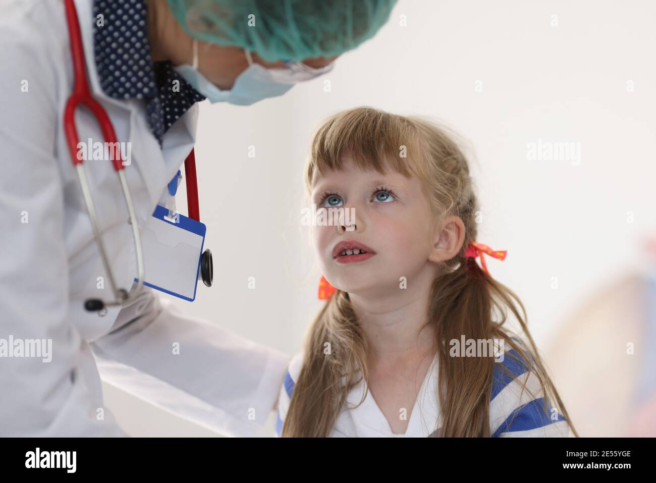 Portrait of little girl at doctor's appointment Stock Photo - Alamy
