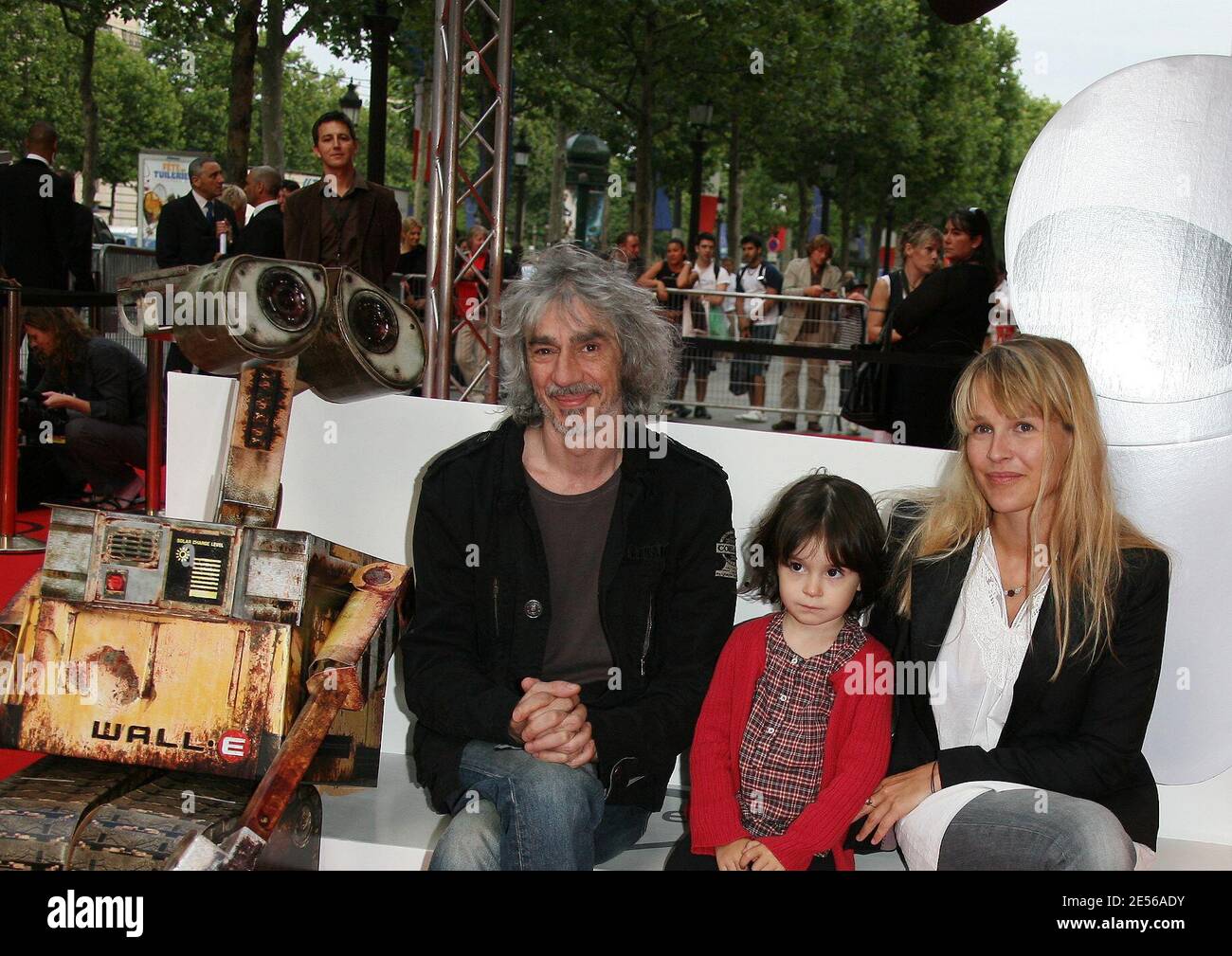 Petit fille hi-res stock photography and images - Page 5 - Alamy, image size:1300x1009