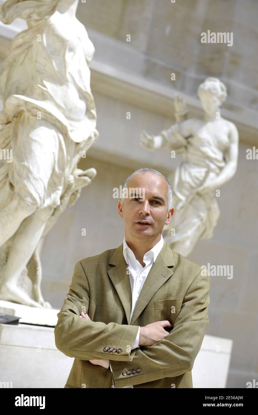 Stephane Coviaux, professeur et conferencier au Musee du Louvre a Paris ...