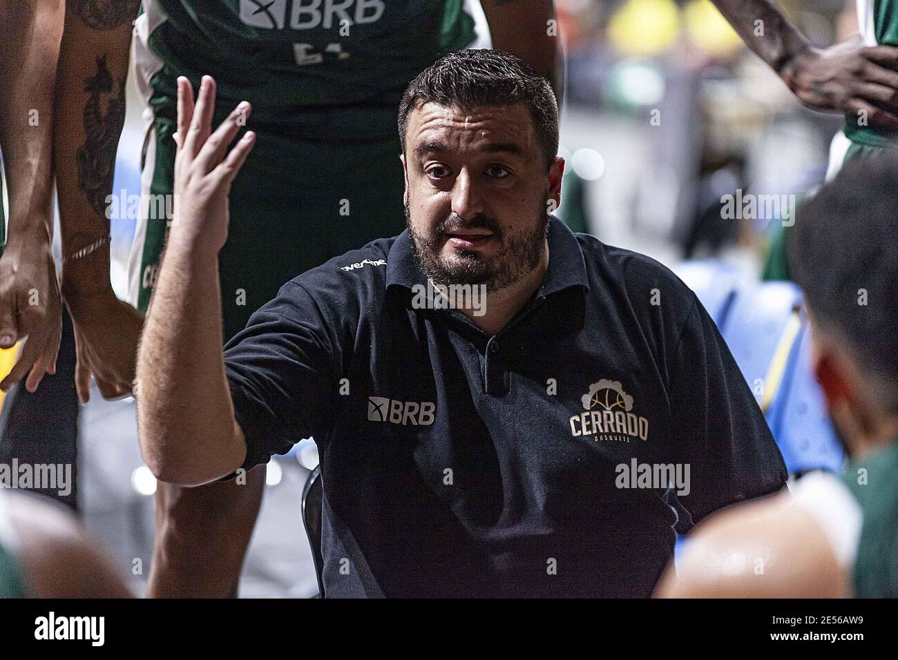 Rj, RIO DE JANEIRO. 26th Jan, 2021. RIO DE JANEIRO, RJ, 26/01/2021 - CERRADO BASQUETE X MINAS TÃÅ NIS CLUBE - NBB 2020/2021 - Treinador Bruno Lopes do Cerrado Basquete contra Minas TÃÂªnis Clube em um confronto vÃÂlido pelo NBB 2020/2021, no GinÃÂsio do MaracanÃÂ£zinho, localizado na Zona Norte da cidade do Rio de Janeiro, nesta terÃÂ§a-feira (26). Partida ocorre durante perÃÂ-odo de isolamento social (Quarentena), devido a pandemia do novo CoronavÃÂ-rus (COVID-19), e nÃÂ£o conta com a presenÃÂ§a de pÃÂºblico (torcedores).Foto: Fernando Salles (Credit Image: © Fernando Salles/AM Stock Photo